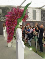 Beliebtes Sujet: Von Designern kreierter Blumen-Kopfschmuck. (Bild: Andreas Stock)
