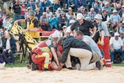 Der verletzte Joel Wicki wird vom Sanitäter betreut, ganz rechts der Bergkranzsieger Sven Schurtenberger. (Bild: Urs Flüeler (Rigi Staffel, 9. Juli 2017))