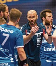Heiko Grimm (Mitte) instruiert seine Spieler. (Bild: Roger Grütter (Luzern, 16. Dezember 2016))