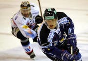 Der Zuger Bjoern Christen (vorne) im Duell mit Valentin Wirz.