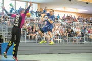 Pfeilschneller Gegenstossspezialist: Kriens-Flügel Adi Blättler (hier im Spiel gegen Gossau) hat seinen Vertrag bis Sommer 2019 verlängert. (Bild: Dominik Wunderli (Kriens, 25. September 2016))