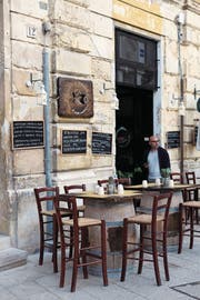 Zu jeder Tageszeit: ein Espresso im Caffè Napoli. (Bild: Vanessa Bay)