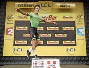 Etappensieger Rigoberto Uran aus Kolumbien «fliegt» aufs Podest. (Bild: Yoan Valat/EPA (Chambéry, 9. Juli 2017))