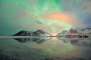 Das Sujet der Begierde auf den Lofoten ist das Nordlicht – Aurora borealis. Die grüne Farbe entsteht durch Sauerstoffatome, die auf andere Teilchen treffen. (Bild: Natalie Ehrenzweig)
