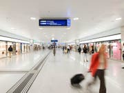 Neue Wegweiser sollen am Tiefbahnhof Zürich Löwenstrasse dafür sorgen, dass Passagiere den schnellsten Weg zum Tram oder Bus finden. (Archiv) (Bild: KEYSTONE/CHRISTIAN BEUTLER)
