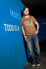 Kyle Wellwood vor der «Wall of Fame» des EV Zug, auf der er den Namen seines Cousins Todd Elik per Zufall entdeckte. (Bild Maria Schmid)