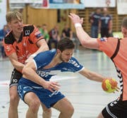 Albin Alili (am Ball) und der HC Kriens-Luzern haben Grosses vor in dieser Saison. (Bild: Boris Bürgisser (Kriens, 5. April 2017))