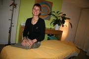 Ex-Radrennfahrerin Barbara Ganz in ihrer Massage-Praxis in Winterthur. (Bild André Häfliger/Neue LZ)