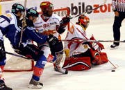 Die Zuger Elias Bianchi und Corsin Casutt (links) beschäftigen Clarence Kparghai und Goalie Marco Wegmueller vom EHC Biel. (Bild Keystone)