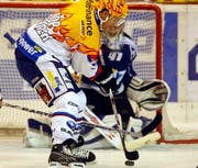 Ryan Gardner von den ZSC Lions schiesst ein zum 1:2 gegen Zug-Goalie Lars Weibel. (Bild Keystone)