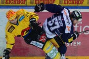 Zugs Fabian Schnyder (rechts) gegen Berns Cory Conacher. (Bild: Keystone / Urs Flüeler)
