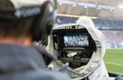 Begehrtes TV-Objekt: die deutsche Bundesliga. (Bild: Ina Fassbender/Keystone (Gelsenkirchen, 19. August 2017))