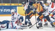 Zugs Stürmer Reto Suri und David McIntyre kämpfen mit ZSC-Goalie Lukas Flüeler um den Puck. (Bild: Daniela Frutiger/Freshfocus (Zug, 15. März 2018))
