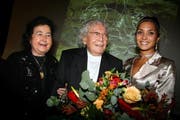 Hans Erni mit Ex-Miss Schweiz Bianca Sissing (rechts) und Ehefrau Doris. (Bild André Häfliger/Neue LZ)