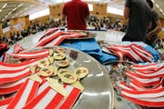 Die Medaillen warten auf die Siegerteams. (Bild: pd)