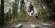 Die 24-jährige Simone Felder bereitet sich im Bireggwald in Luzern auf den Stadtlauf vor.Bild: «Luzerner Zeitung»/Jakob Ineichen