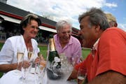 Unternehmer Hans Leutenegger stösst mit Christina und Ferdy Kübler an. (Bild André Häfliger/ Neue LZ)