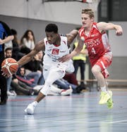 Richard Carter von Swiss Central Basket (links) im Zweikampf mit Jérémy Jaunin von den Lions de Genève. (Bild Urs Güttinger)