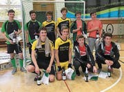 Holten in Bremgarten den Turniersieg: Matteo Baumann (links hinten in der Mitte) und Timon Fröhlich (rechts hinten in der Mitte). (Bild: PD)