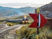 Bei der Ausweichstelle Saracocha mitten in der Pampa: Ab hier gewinnt das rollende Luxushotel an Höhe – und die Luft wird dünner. Der Scheitelpunkt befindet sich auf 4470 Metern. (Bild: Peter Hummel)