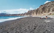 Santorini: Von einem schwarzen Strand zum anderen – die Insel bietet unzählige Badebuchten. (Bild: Karte oas)