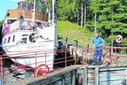 Die «Henrik Ibsen» an einer von insgesamt 18 Schleusenkammern des Telemark-Kanals. (Bild: Monika Hippe)