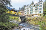 Per Postauto gehts nach Rosenlaui, dem Ausgangspunkt für die fünftägige Wandertour. Hier steht das gleichnamige Hotel Rosenlaui, wo seit 1779 Gäste beherbergt werden. (Bild: Peter Hummel)