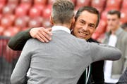 Sie haben allen Grund zur Freude: St.Gallen-Präsident Matthias Hüppi (rechts) und Sportchef Alain Sutter beim Auswärtsspiel gegen GC im Letzigrund. (Bild: WALTER BIERI (KEYSTONE))