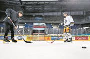 Sportreporter Sven Aregger (links) im Schusstraining mit EVZ-Profi Lino Martschini in der Zuger Bossard-Arena. (Bild: Stefan Kaiser/Zuger Zeitung (22. Februar 2018))