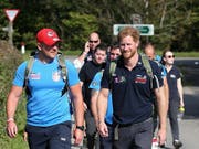 Das Wandern ist des Prinzen Lust: Harry begleitet die "Walking with the Wounded"-Gruppe auf einer Etappe (Bild: KEYSTONE/AP Pool Getty Images Europe/CHRIS JACKSON)