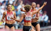 Sie platzierten sich an der WM in der Weltspitze: die 4 x 100-m-Staffel mit Mujinga Kambundji, Salome Kora, Sarah Atcho (oben, von links) klassierte sich im Final auf dem fünften Rang. Lea Sprunger wurde Fünfte über 400 m Hürden, Kariem Hussein belegte Rang 8. (Bilder: Jean-Christophe Bott/Keystone)
