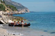 Spätsommerliches Vergnügen am Strand in Cala Gonone am Golf von Orosei. (Bild: Urs Oskar Keller)