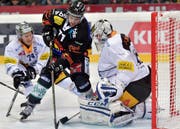 Torhüter Tobias Stephan (rechts) wehrt den Berner Cory Conacher (mitte) ab. (Bild: Keystone/Lukas Lehmann)