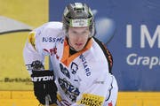 Sven Senteler bleibt bis Ende Saison 2018/2019 im EVZ-Dress. (Bild: Keystone / Gabriele Putzu)