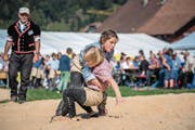 Auch die Kleinen schenken sich nichts: Jolina Zemp (rosa Edelweisshemd) gerät gegen Carmen Laimbacher in Rücklage. (Bilder: Roger Grütter (Schachen, 23. September 2017))