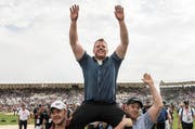 Der Berner Matthias Glarner lässt sich als neuer König feiern. (Bild: Keystone)