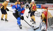 Wurde mit dem ZSC 2014 Meister und kämpft nun beim EV Zug um einen neuen Vertrag: Sven Senteler (in Blau) im Champions-League-Gruppenspiel gegen Esbjerg vor einer Woche. (Bild: Freshfocus/Daniela Frutiger)
