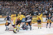 Die Vorentscheidung in der 21. Minute: Die Berner (gelbe Trikots) freuen sich über ihre 3:0-Führung, die Zuger sind erneut geschlagen. (Bild: Anthony Anex/Keystone (Zug, 17. April))