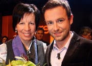 Siegerin Vreni Schneider mit dem Zuger Gala-Moderator Nik Hartmann. (Bild André Häfliger/Neue LZ)