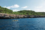 Auf einer Kajak-Tour lässt sich die Südküste der Insel mit ihren Meereshöhlen, Steilklippen und unberührten Sandstränden entdecken.