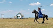 Ein Csikós, so heissen die Pferdehirten, zeigt seine Kunststücke mit der Kreiselpeitsche. Die Tradition geht auf die Zeit der Puszta-Räuber zurück. (Bild: Karte oas)