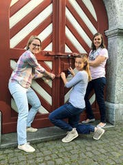 Evelyn Imfeld, Verena Mathis und Kerstin Wallimann (von links) schliessen die Tür nach dem letzten Koffermarkt. (Bild: PD)