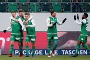 Die Karte Jugend sticht: Torschütze Cedric Itten jubelt mit Jasper van der Werff und Debütant Cedric Gasser (von links) über das 3:0. (Bild: EDDY RISCH (KEYSTONE))