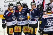 Die Zuger Daniel Sondell, Emanuel Peter, Nicolas Thibaudeau, und Sven Senteler (von links) jubeln nach einem Tor. (Bild: Keystone / Alexandra Wey)