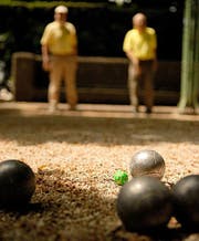 Petanque-Spieler im Einsatz.Bild Neue LZ