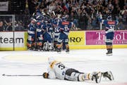 Ausgelassener Jubel beim ZSC – Lugano ziemlich am Boden. (Bild: Alexandra Wey/Keystone (Zürich, 18. April 2018))
