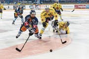 Das Siegesgoal: Fabian Schnyder (links) vor Ramon Untersander (65) und dem liegenden Torhüter Leonardo Genoni. (Bild: Daniela Frutiger/Freshfocus (Zug, 13. April 2017))