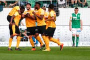 Die Young Boys feiern Roger Assale. Sichtliche Enttäuschung bei Stjepan Kukuruzovic des FCSG. (Bild: Marc Schumacher/freshfocus)