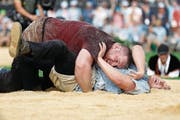 Die Entscheidung: Eine Minute vor Ende besiegt Christian Stucki seinen Verbandskollegen Curdin Orlik. (Bild: Peter Klaunzer/Keystone)
