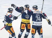 Die Zuger Robin Grossmann, Josh Holden und Johan Morant (von links) feiern das 2:0. (Bild: Urs Flüeler/Keystone (Zug, 16. September 2017))